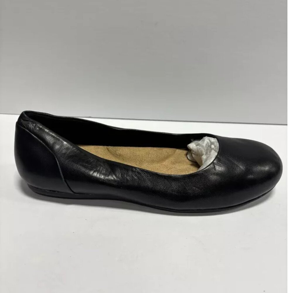 Softwalk Women’s Sonoma, Black Slip-On Flats, Size 7.5 N